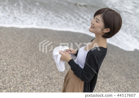 Bright pretty woman 44517607