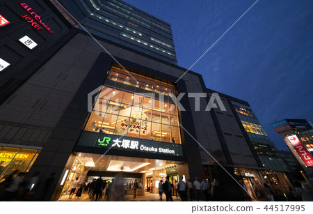 在日本的東京都市風景我看大塚市和車站廣場 44517995