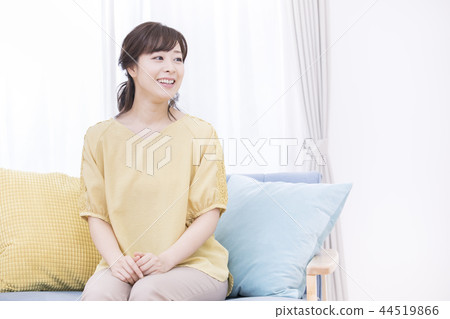 30s Women 44519866