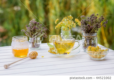 Linden inflorescences, herbal tea, view from high Linden inflorescences, herbal tea, view from high 44521002
