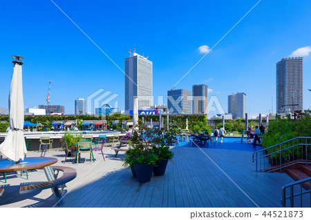從食物和綠色空中花園觀看陽光城市 44521873