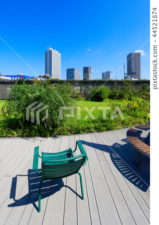 從食物和綠色空中花園觀看陽光城市 44521874