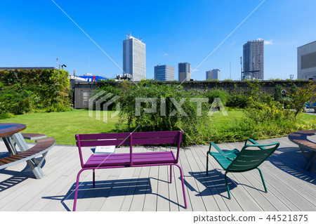 從食物和綠色空中花園觀看陽光城市 44521875