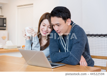 情侶擁抱 44522594