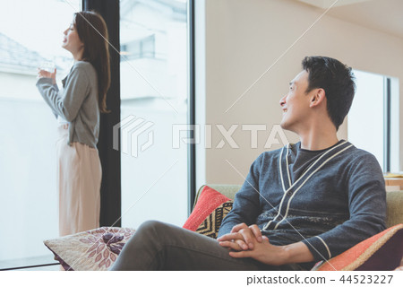 Married couple enjoying a relaxing time in the morning 44523227
