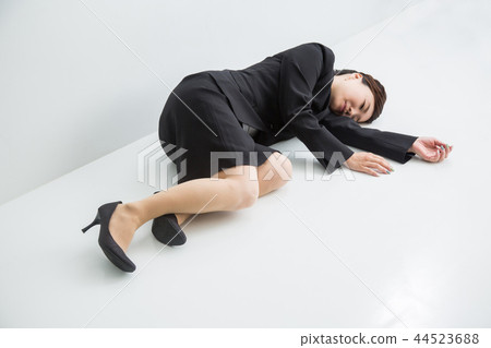 一個女人摔倒了 一個女人摔倒了 44523688