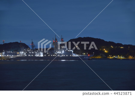 神奈川縣[秋天]橫須賀港和護航船的夜景 44523871