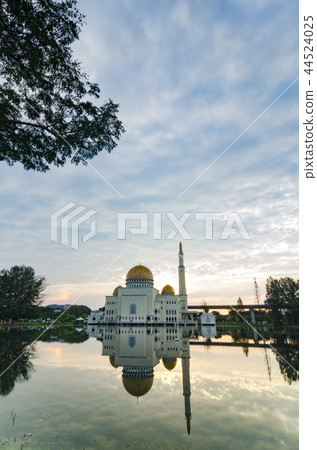 Tranquil lake surrounding floating Mosque Tranquil lake surrounding floating Mosque 44524025