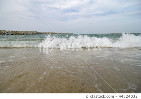 wave hitting the beach wave hitting the beach 44524032
