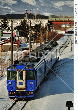 在室蘭干線上運行的快速北斗（Kiha 183系列） 44524481