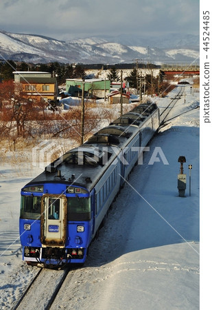 在室蘭干線上運行的快速北斗（Kiha 183系列） 44524485