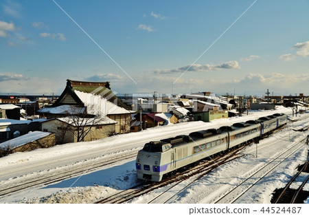 Express Hokuto (Kiha 183 series) that runs on Muroran Main Line (between Nagamanbu and Shizukari Station) 44524487