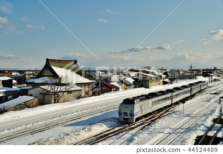 Express Hokuto (Kiha 183 series) that runs on Muroran Main Line (between Nagamanbu and Shizukari Station) 44524489