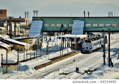 在Nagamanbe站停靠的限量快車Hokuto（Kiha 183系列） 44524495