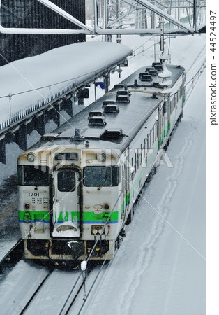 室蘭主線普通列車（Kiha 40系列）在岩澤澤站停靠 44524497