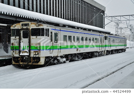 室蘭主線普通列車（Kiha 40系列）在岩澤澤站停靠 44524499