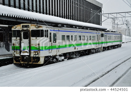 室蘭主線普通列車（Kiha 40系列）在岩澤澤站停靠 44524501