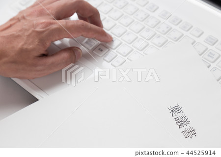 批准書和手頭的電腦 批准書和手頭的電腦 44525914