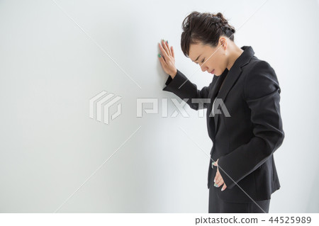 A stomach-suppressing woman 44525989