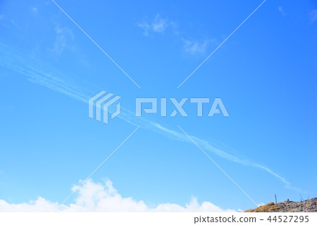 在Iwotake山頂的天空和雲彩 44527295