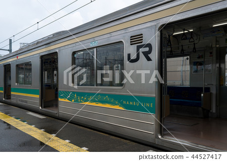 Open the door and stop at Hamakawasaki Station. Open the door and stop at Hamakawasaki Station. 44527417