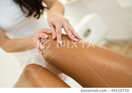 Beauty massage in the leg in a beauty salon. 44528759
