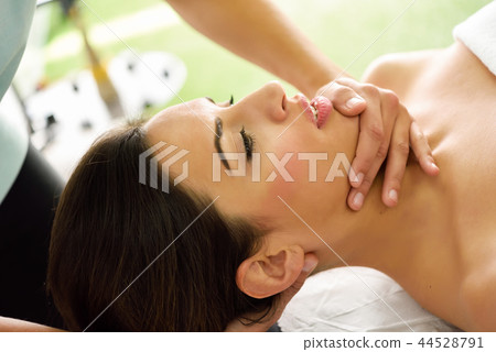 Young woman receiving a head massage in a spa center. 44528791