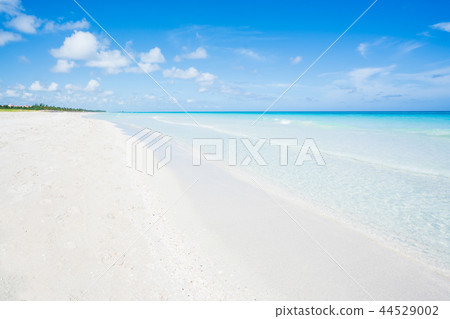 Amazing beach of Varadero during a sunny day 44529002