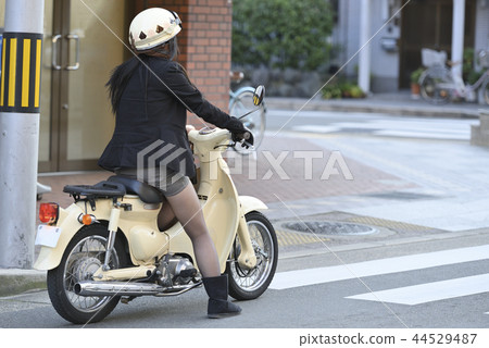 Woman riding a super cub 44529487