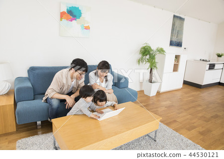 Toddlers and parents looking at a pc Toddlers and parents looking at a pc 44530121
