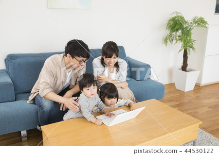 看著電腦的幼兒和父母 44530122
