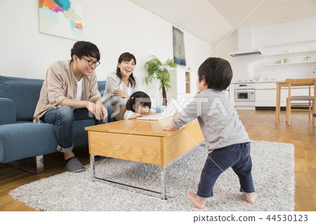Toddlers and parents looking at a pc Toddlers and parents looking at a pc 44530123