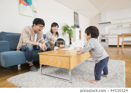 看著電腦的幼兒和父母 44530124