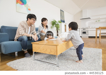 看著電腦的幼兒和父母 看著電腦的幼兒和父母 44530125