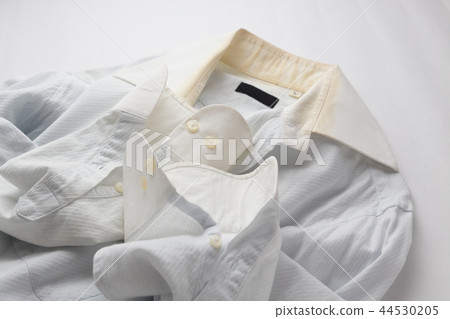 Yellow color of the shirt 44530205