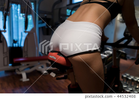 在健身房訓練的女人 44532408