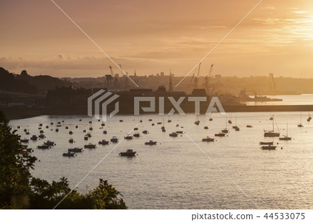 Panorama of Brest at sunrise 44533075