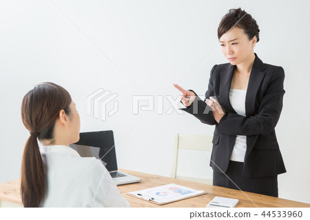 與下屬作弊的女人 與下屬作弊的女人 44533960