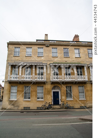 英國牛津的一座石頭歷史建築和一個封閉的自行車 英國牛津的一座石頭歷史建築和一個封閉的自行車 44534743