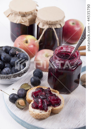 Jam from blackthorn with apples  44535790