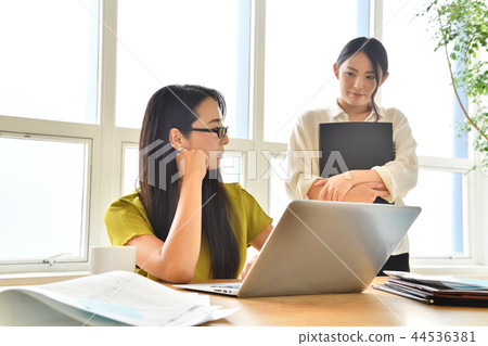 Office woman boss scolding subordinates Office woman boss scolding subordinates 44536381
