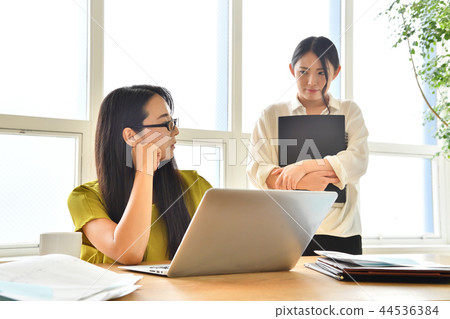 辦公室女老闆責罵下屬 辦公室女老闆責罵下屬 44536384
