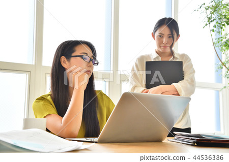 辦公室女老闆責罵下屬 辦公室女老闆責罵下屬 44536386