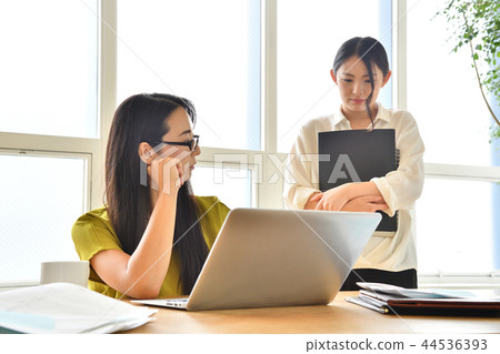 Office woman boss scolding subordinates Office woman boss scolding subordinates 44536393