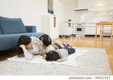 Sleep along with nap 44537357