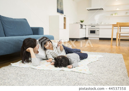 Sleep along with nap 44537358