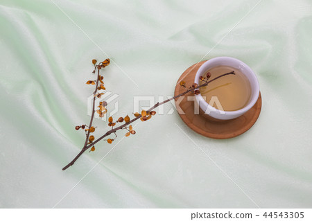 Decorated with floral trees Decorated with floral trees 44543305