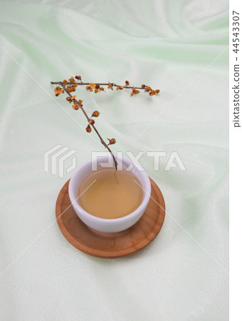 Decorated with floral trees Decorated with floral trees 44543307