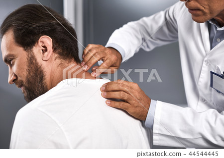 Doctor is making the diagnosis to patient Doctor is making the diagnosis to patient 44544445
