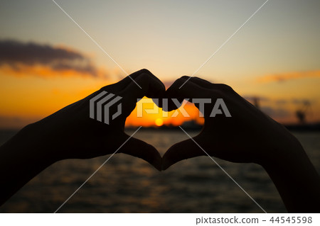 做心臟形狀的人的手 做心臟形狀的人的手 44545598